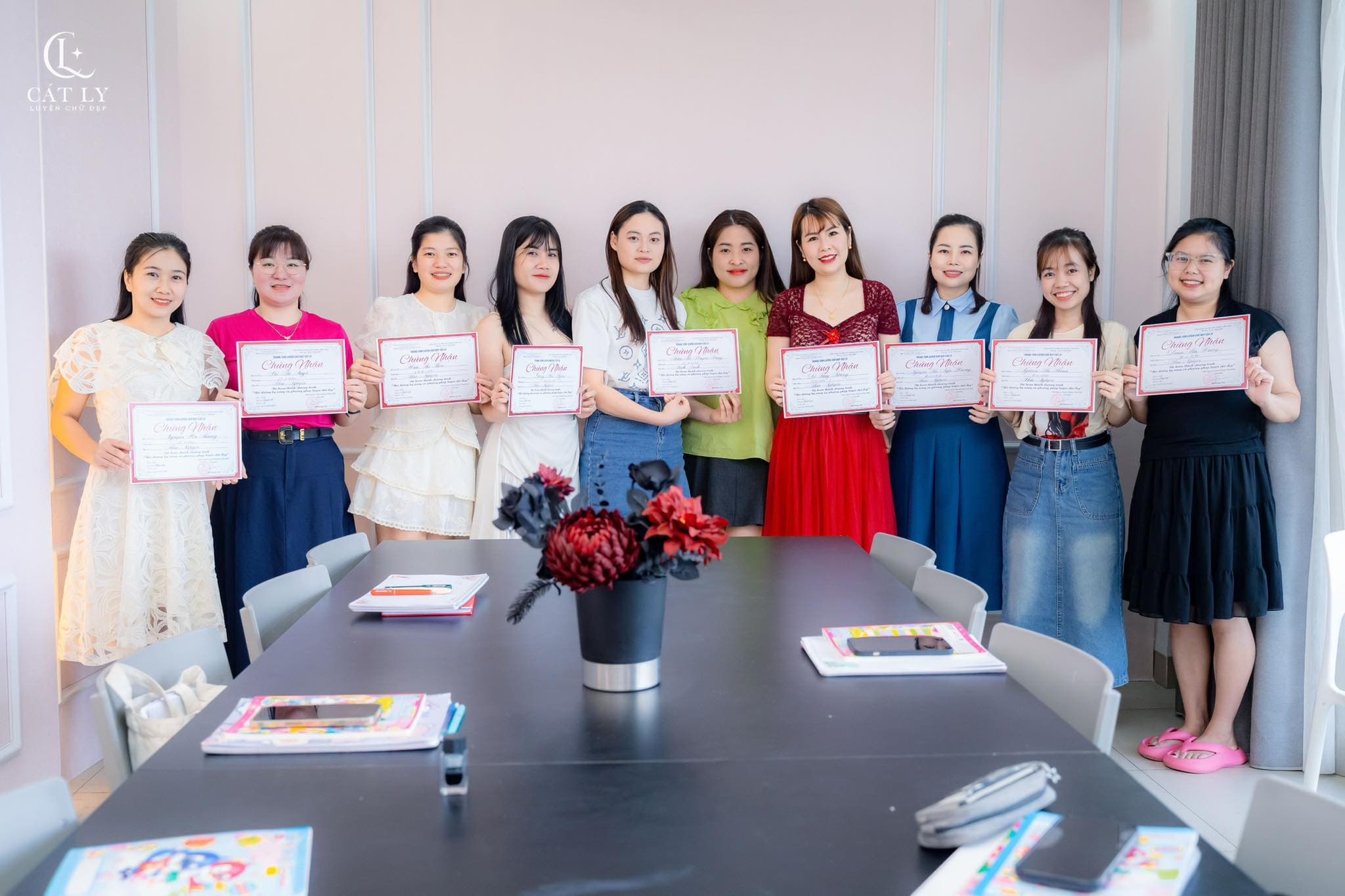 Tốt nghiệp khóa Luyện chữ đẹp Cát Ly - Các cô gái xinh đẹp và chữ đẹp