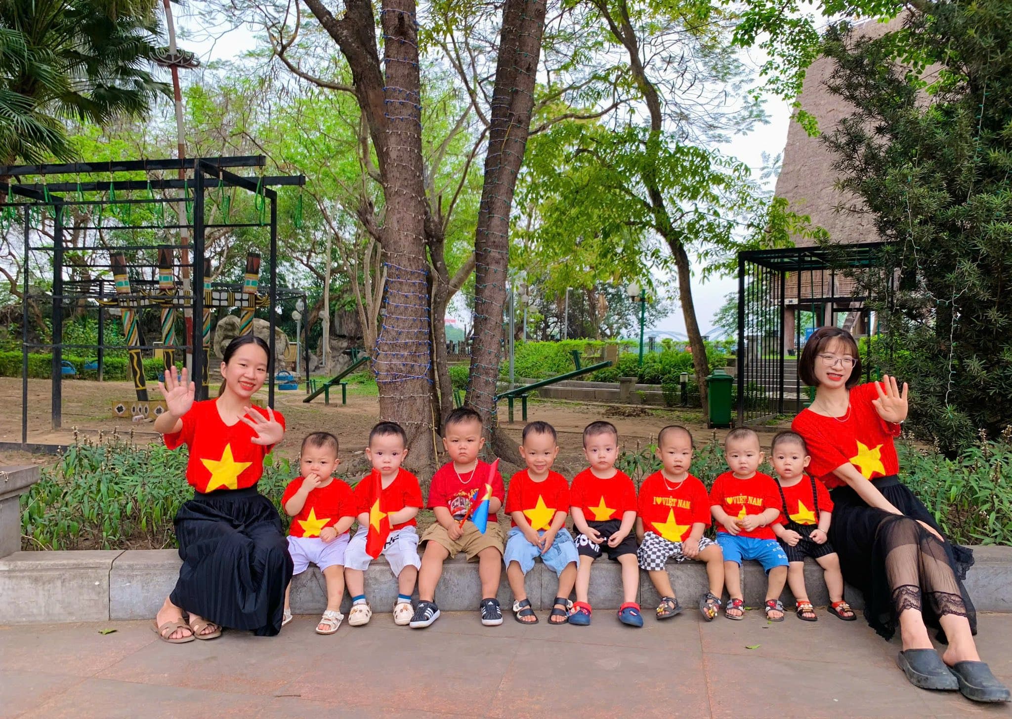 Các bé vui chơi ngoài trời, khám phá thiên nhiên mỗi sáng